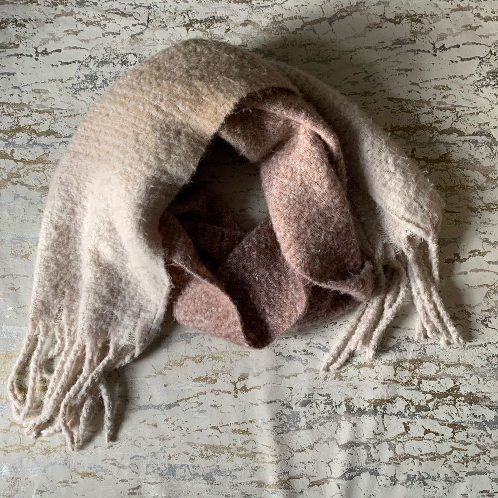 Oversized Textured Scarf    - Picture 2 of 5